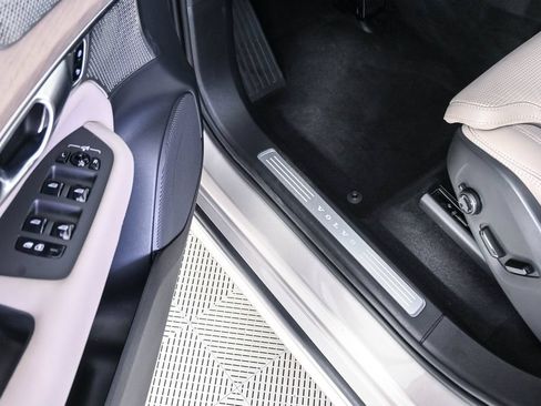 Certified 2025 Volvo XC90 T8 Ultra AWD/4WD image 10