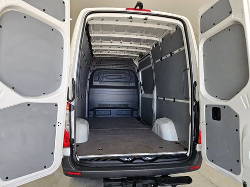 Used 2022 Mercedes-Benz Sprinter 2500 image 25