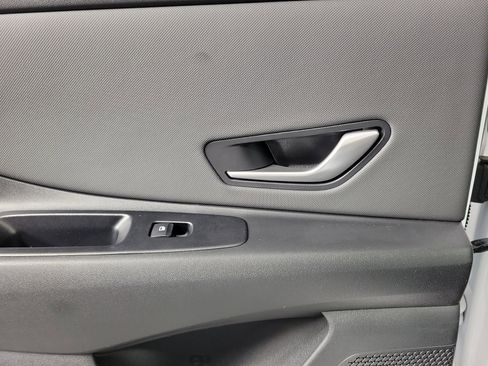 New 2025 Hyundai Elantra Limited image 30