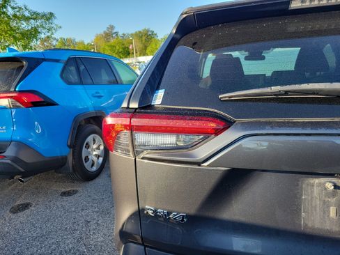 Used 2021 Toyota RAV4 LE image 17