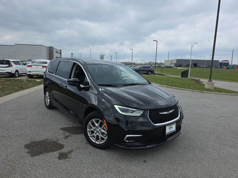Used 2024 Chrysler Pacifica Touring-L FWD image 3