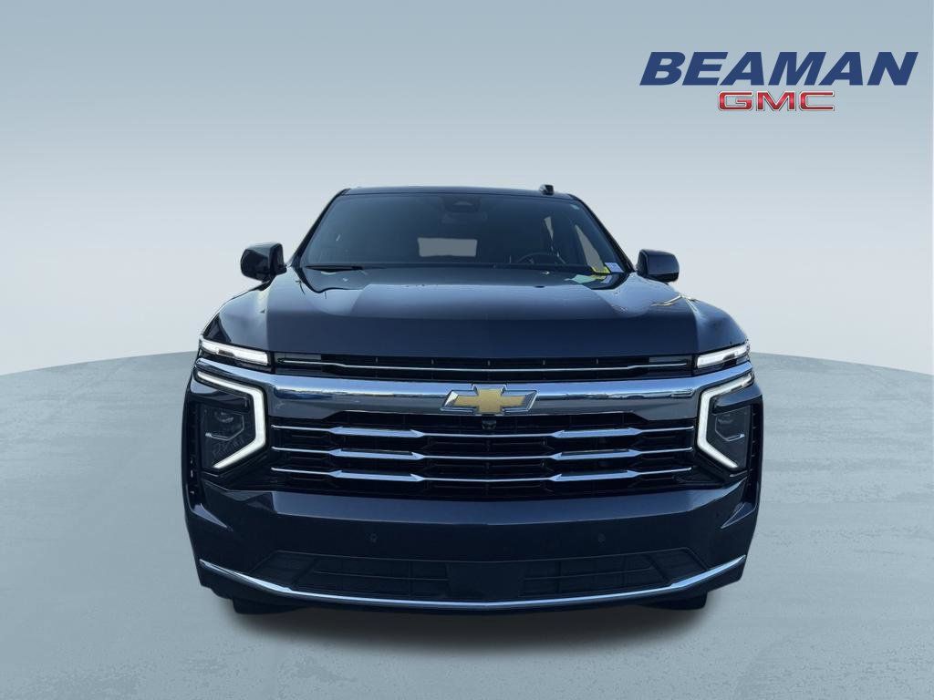 Used 2025 Chevrolet Suburban LT AWD/4WD image 2
