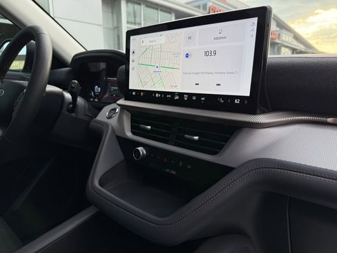 Used 2025 Ford Explorer Active w/ Active Comfort Package image 19