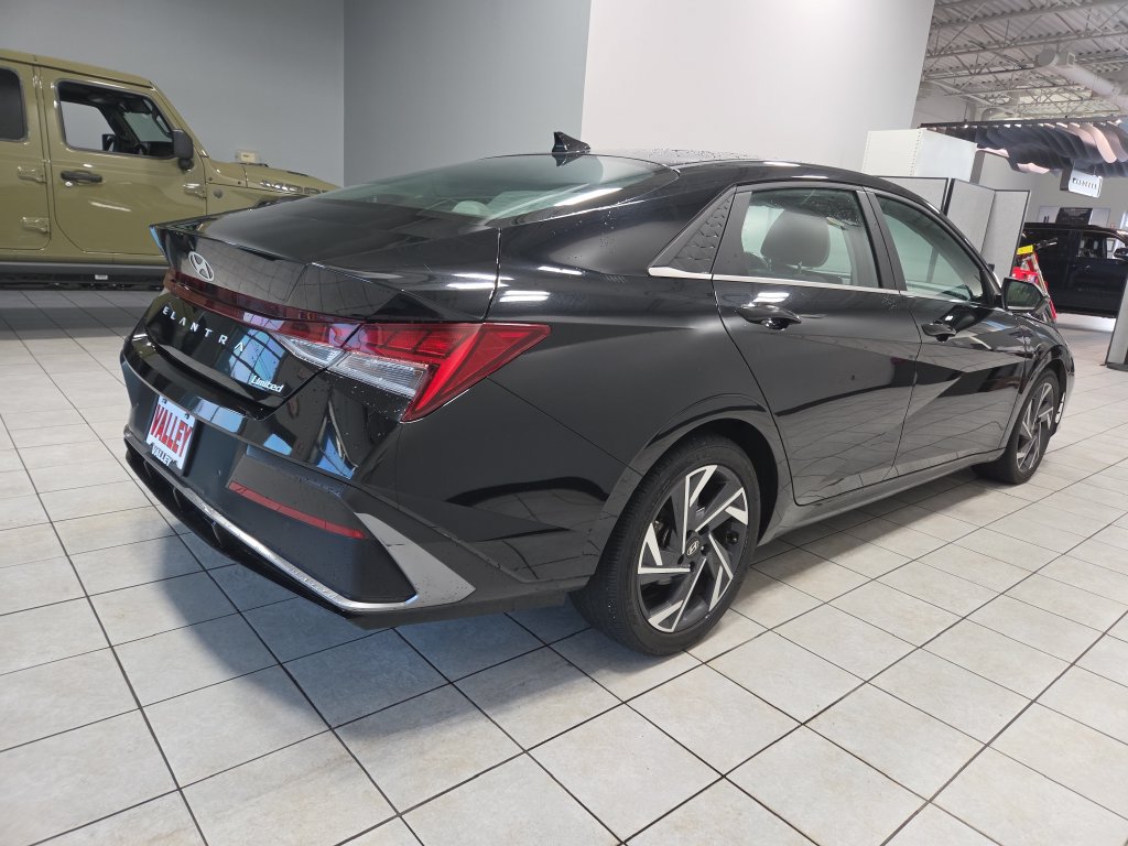 Used 2024 Hyundai Elantra Limited FWD image 11