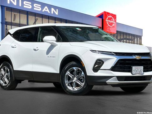 Used 2025 Chevrolet Blazer LT AWD/4WD image 1