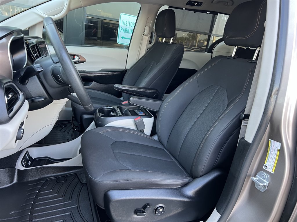 Used 2018 Chrysler Pacifica Touring Plus w/ Tire & Wheel Group FWD image 10