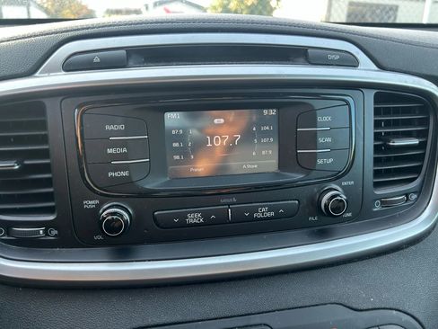 Used 2018 Kia Sorento L image 17