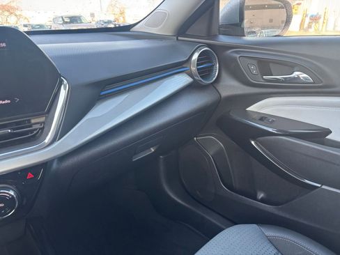 Used 2025 Chevrolet Trax LT image 34