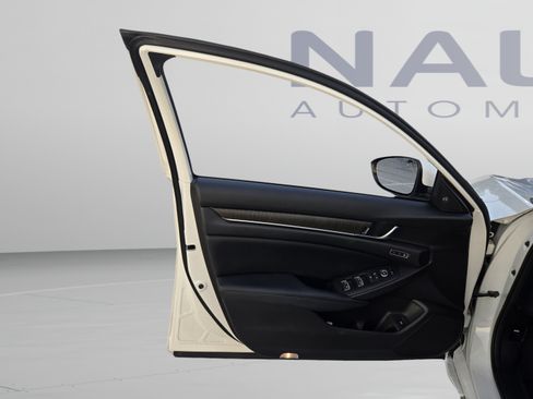 Used 2018 Honda Accord Touring image 8