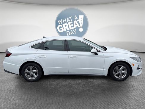 Used 2022 Hyundai Sonata SE image 2