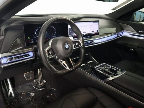 Used 2024 BMW 740i image 7