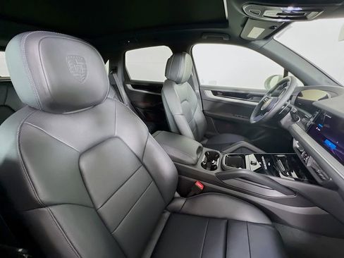 New 2026 Porsche Cayenne Base image 30