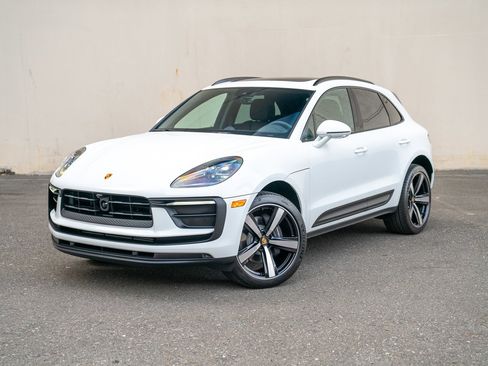 Certified 2025 Porsche Macan image 1