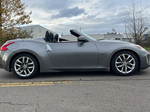 Used 2014 Nissan 370Z Touring image 3