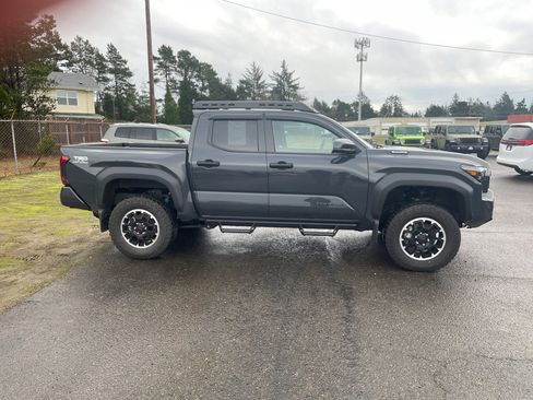 Used 2025 Toyota Tacoma TRD Off-Road image 4