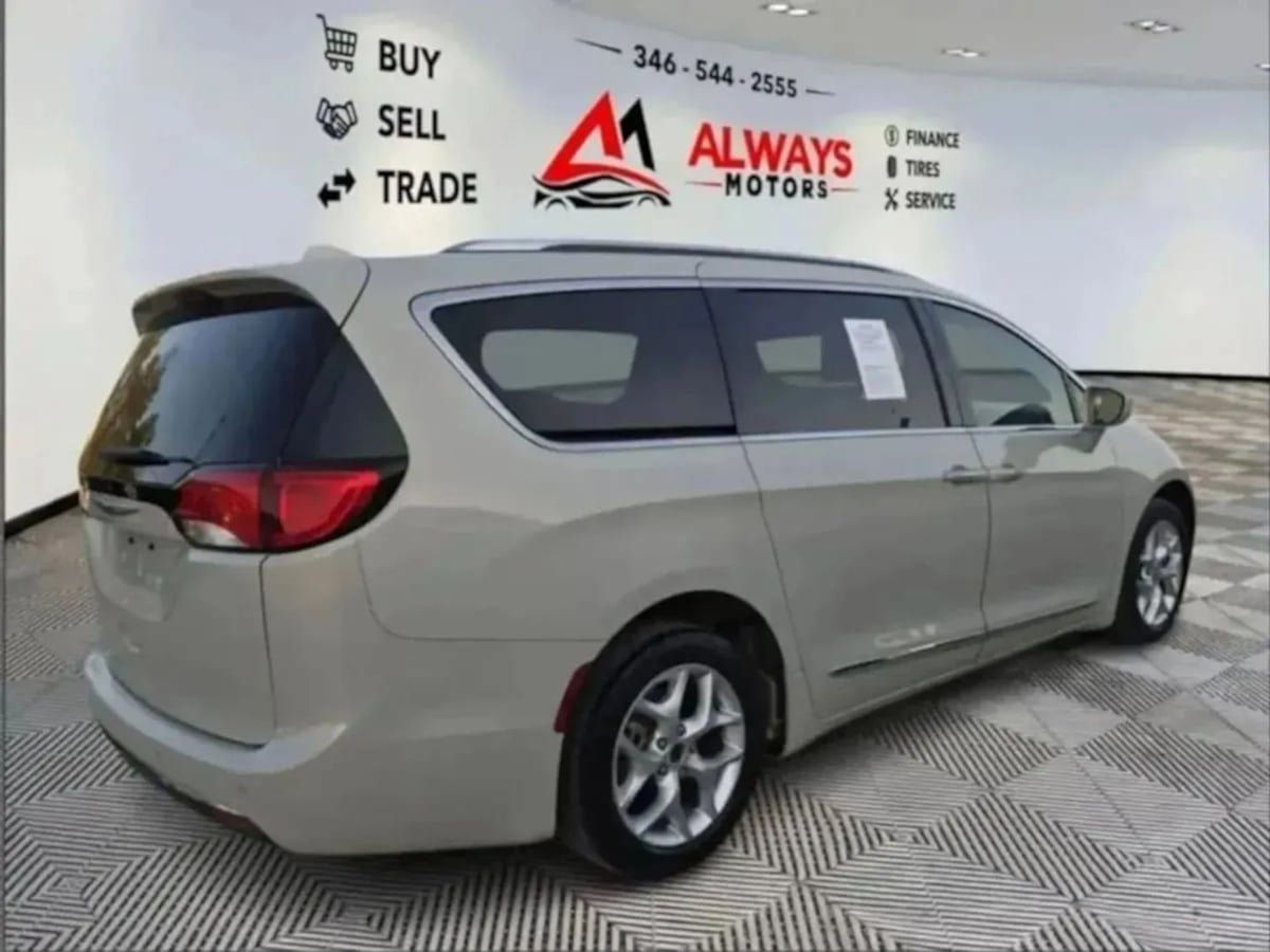 Used 2020 Chrysler Pacifica Touring-L Plus w/ Tire & Wheel Group FWD image 10