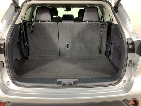 Used 2024 Toyota Highlander LE AWD/4WD image 14