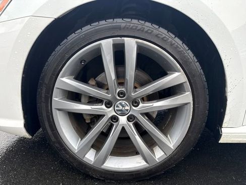 Used 2017 Volkswagen Passat 1.8T R-Line w/ R-Line Lighting Package image 26