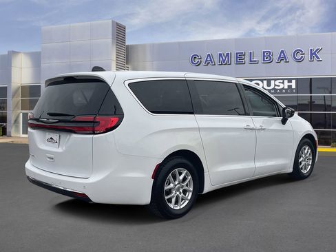 Used 2024 Chrysler Pacifica Touring-L FWD image 6