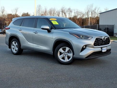 Used 2023 Toyota Highlander LE image 2
