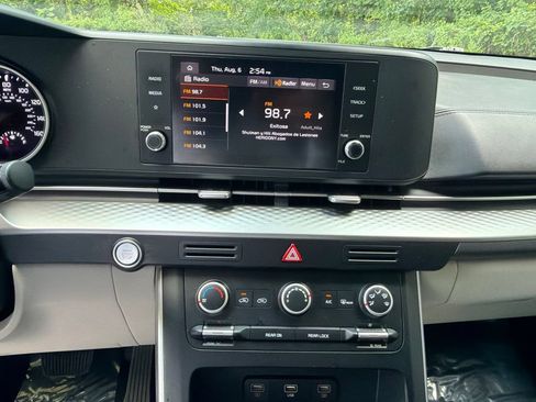 Used 2023 Kia Carnival LX FWD image 19