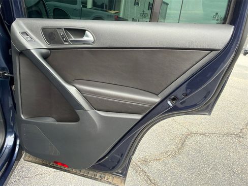 Used 2016 Volkswagen Tiguan SE image 16