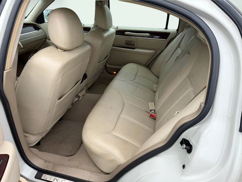 Used 2007 Lincoln Town Car Signature Limited RWD image 18