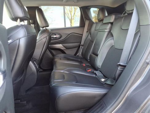 Used 2019 Jeep Cherokee Latitude Plus w/ Comfort/Convenience Group image 25