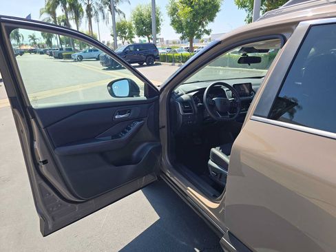 Used 2025 Nissan Rogue SV AWD/4WD image 19