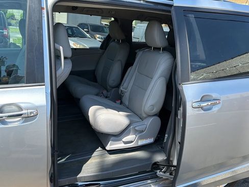 Used 2017 Toyota Sienna XLE w/ XLE Navigation Package FWD image 29