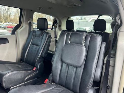 Used 2014 Chrysler Town & Country Touring image 11