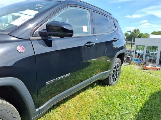 Used 2024 Jeep Compass Trailhawk w/ Trailhawk Elite Group AWD/4WD image 5