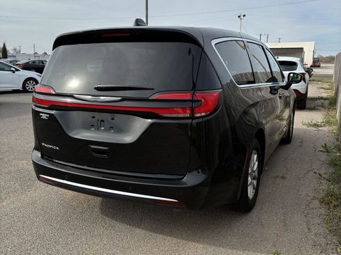 Used 2025 Chrysler Pacifica Select image 19