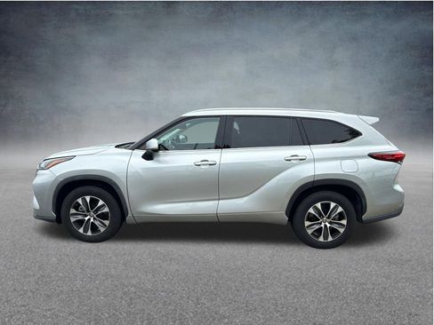 Used 2022 Toyota Highlander XLE FWD image 6