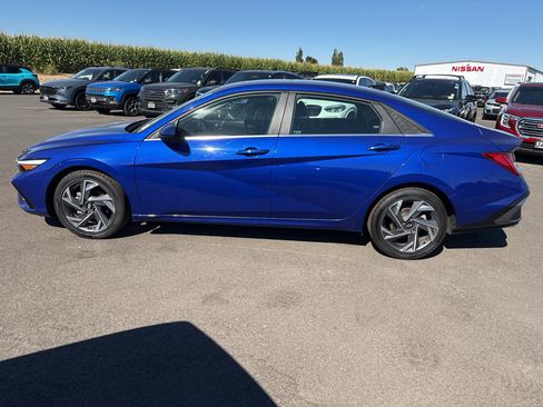 Used 2025 Hyundai Elantra SEL FWD image 17