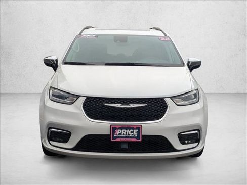 Used 2023 Chrysler Pacifica Limited image 2
