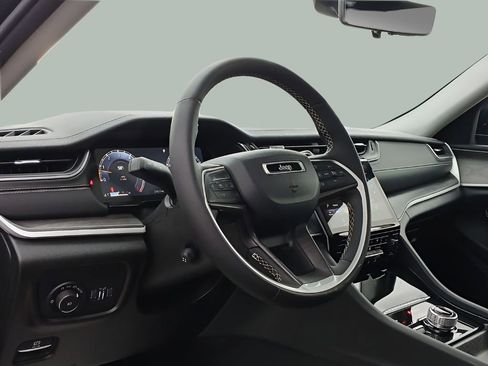 Used 2024 Jeep Grand Cherokee Limited w/ Luxury Tech Group II image 12