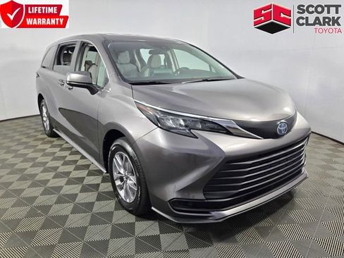 Used 2024 Toyota Sienna LE image 1