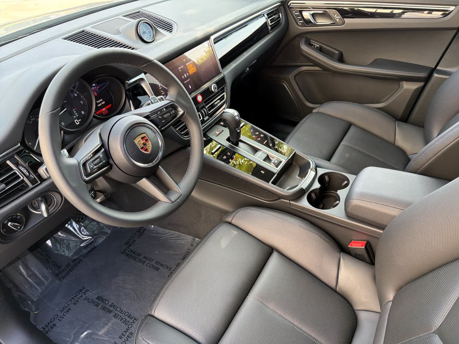 Certified 2025 Porsche Macan AWD/4WD image 4