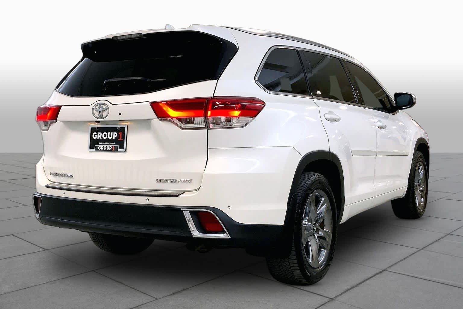 Used 2017 Toyota Highlander Limited Platinum AWD/4WD image 12