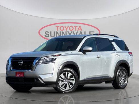 Used 2024 Nissan Pathfinder SV image 2