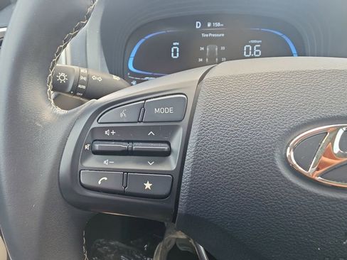 Used 2025 Hyundai Venue Limited FWD image 19