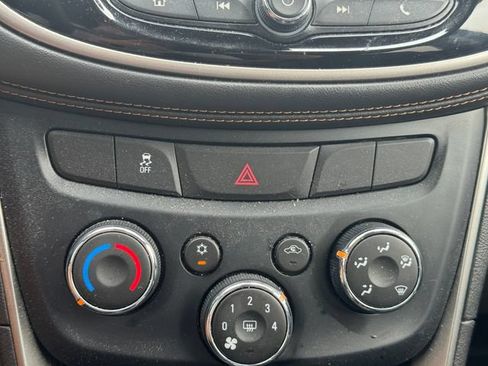 Used 2019 Chevrolet Trax LT w/ LT Convenience Package FWD image 30