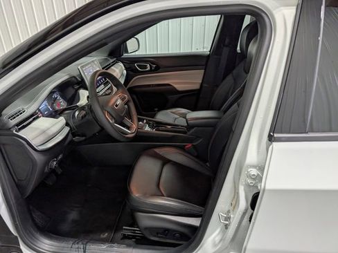 Used 2025 Jeep Compass Limited image 13