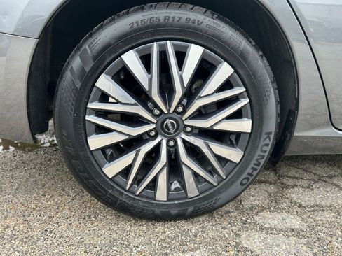 Used 2025 Nissan Altima 2.5 SV FWD image 24