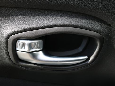 Used 2018 Jeep Renegade Latitude w/ UConnect 8.4 Nav Group image 13