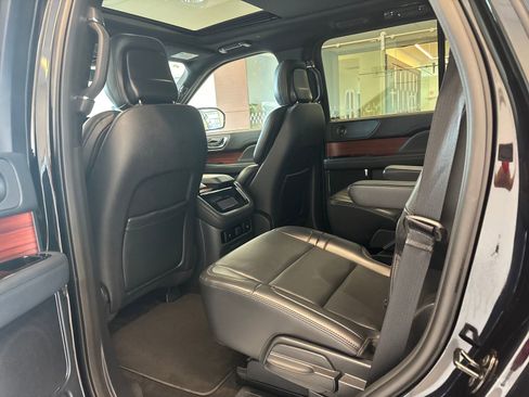 Certified 2024 Lincoln Navigator Premiere AWD/4WD image 11