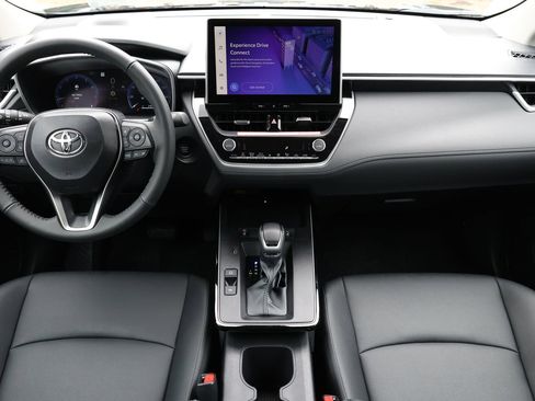 Used 2026 Toyota Corolla Cross XLE FWD image 2