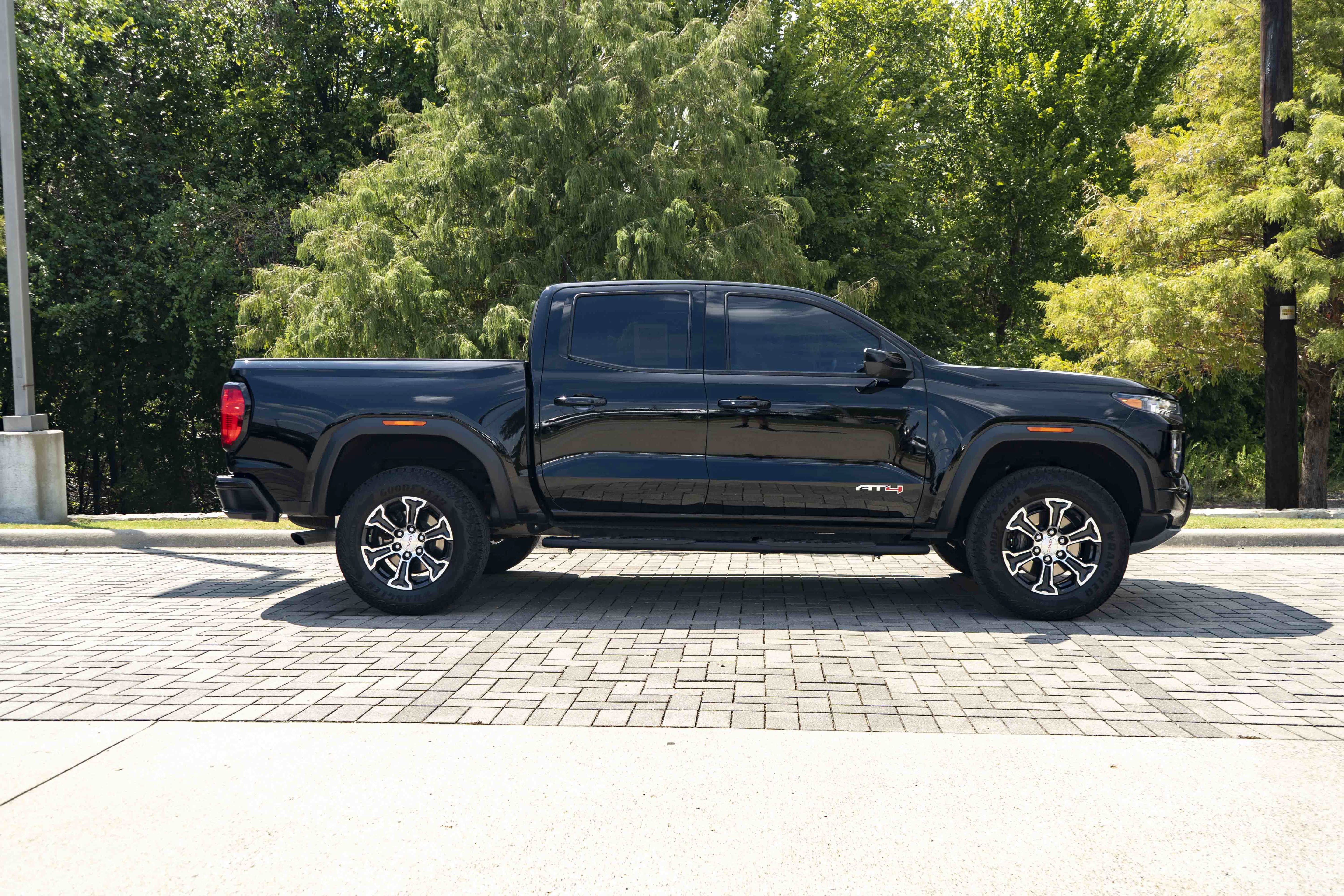Used 2024 GMC Canyon AT4 w/ Technology Package AWD/4WD image 9