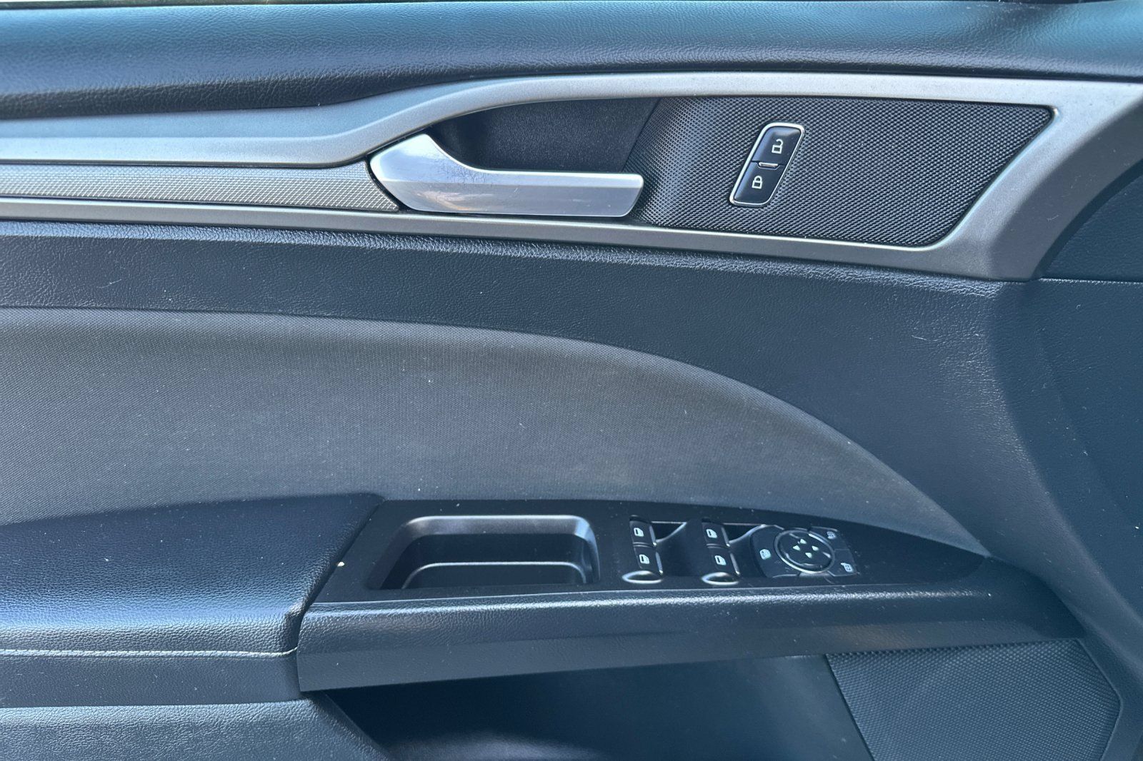 Used 2017 Ford Fusion SE w/ Fusion SE Technology Package FWD image 13